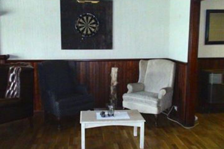 Lounge 32 of 42