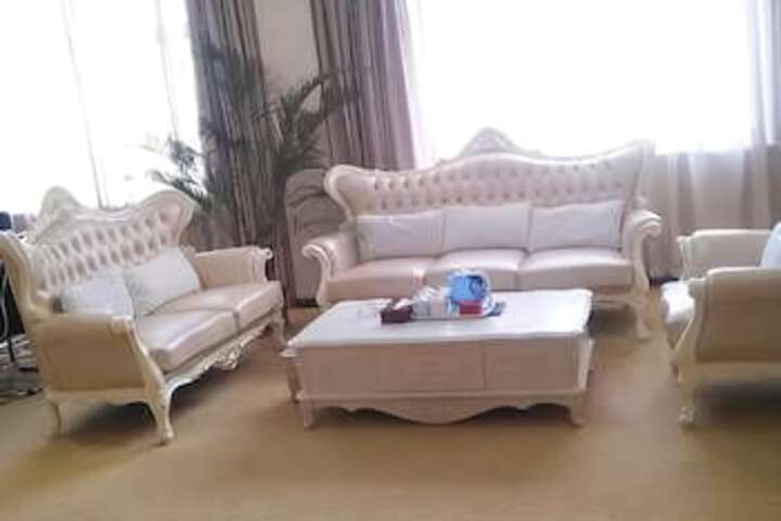 Room 4 of 8