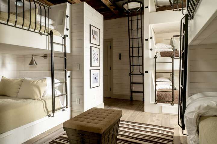Room 13 of 83