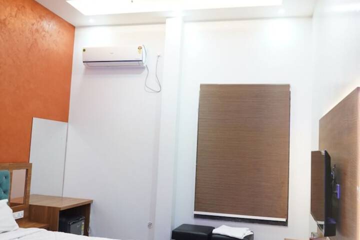 Room 34 of 60