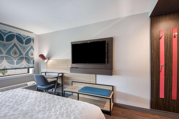 1 King Bed (2 of 9)