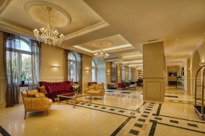Entrance & Lobby