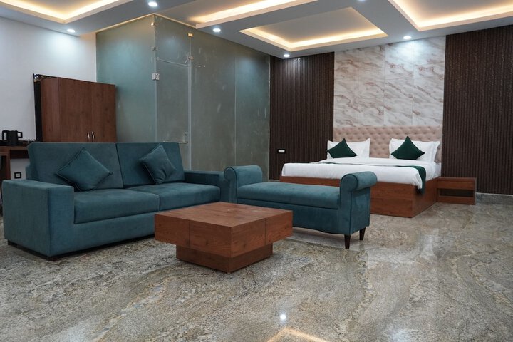 Room 4 of 13
