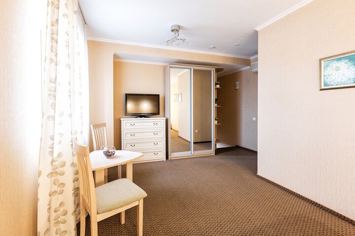 Room 30 of 102