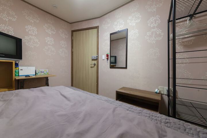 Room 28 of 43