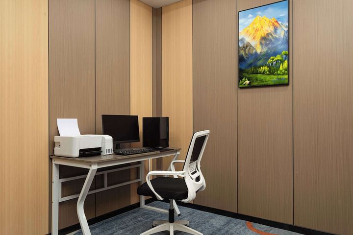 Business Center 14 of 16
