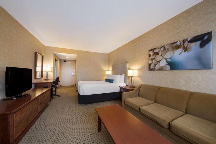 1 Queen Bed (15 of 32)