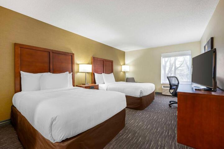 2 Double Beds Communication Assistance Microwave and Refrigerator Full Breakfast (7 of 13)