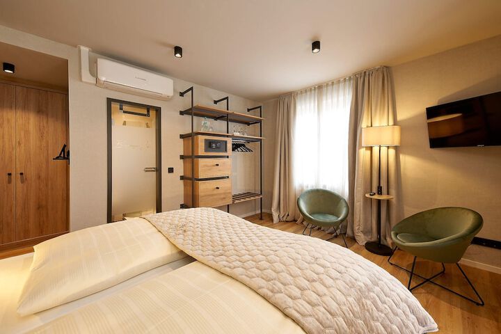 Room 8 of 32
