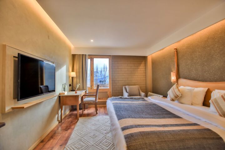 Room 6 of 28