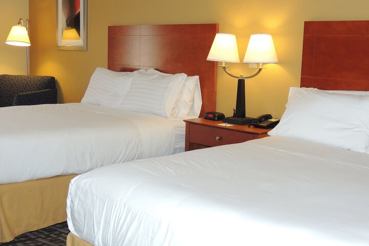 2 Queen Beds (3 of 12)