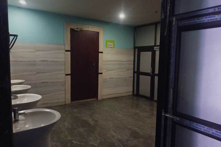 Room 16 of 34