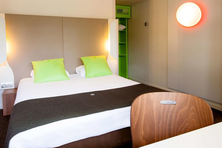 Room 10 of 32