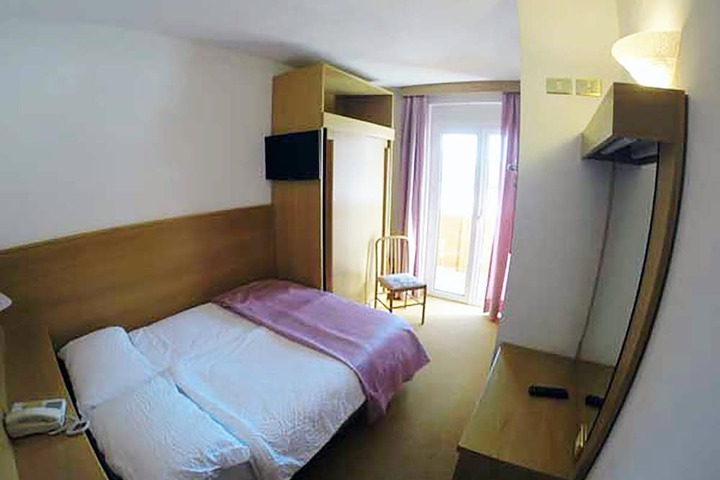Room 6 of 46