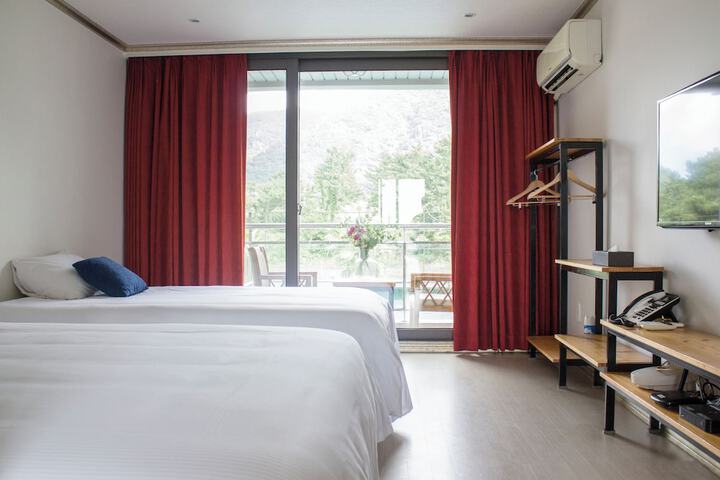 Room 10 of 38