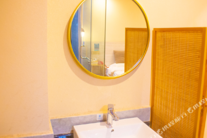 Jinying Theme Hotel (Boruo Overseas Chinese Middle School Rainbow Plaza)