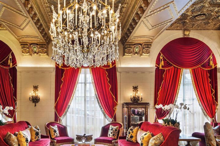 Lobby lounge