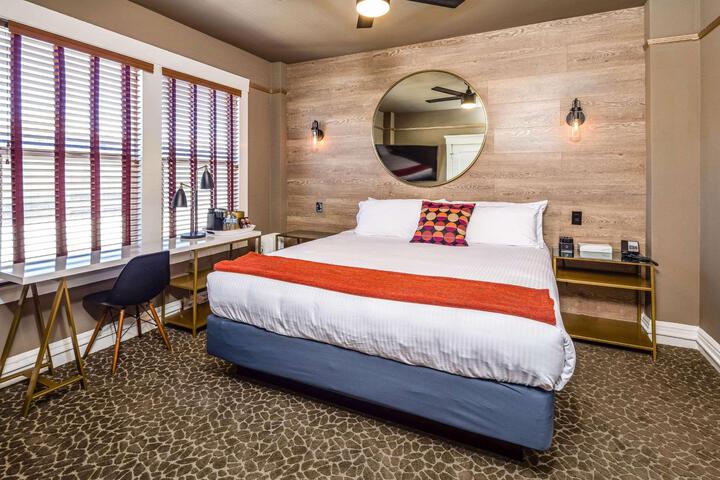 1 King Bed (3 of 3)