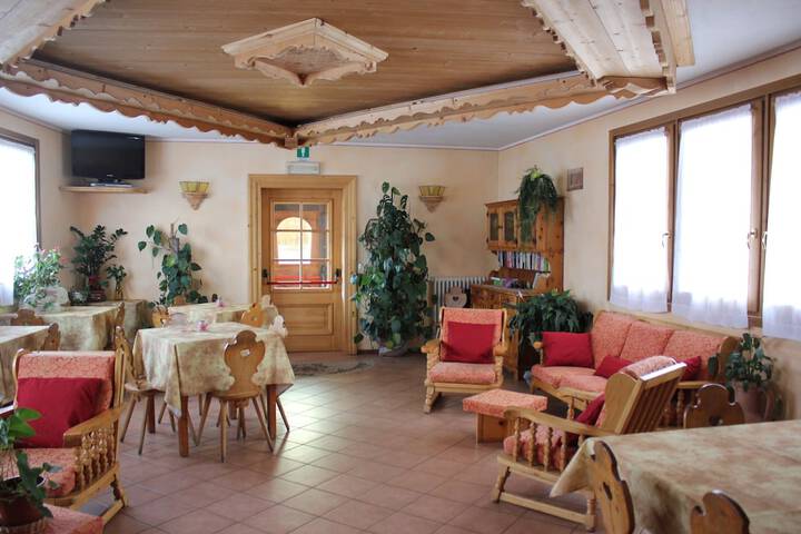 Lounge 58 of 79