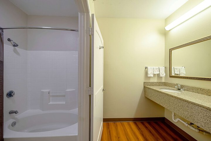 1 King Bed (2 of 15)
