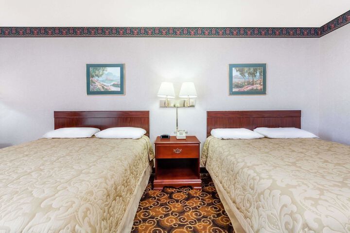 2 Queen Beds (3 of 6)