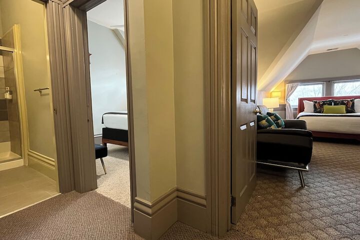 Room 9 of 32