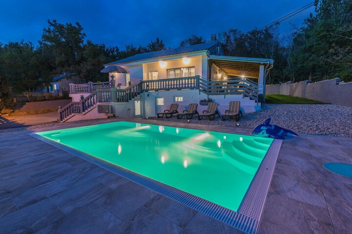 Pool 37 of 59