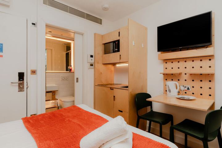 Room 7 of 28