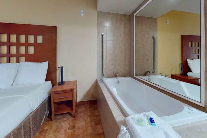 Deluxe King Bed Accessible (23 of 33)