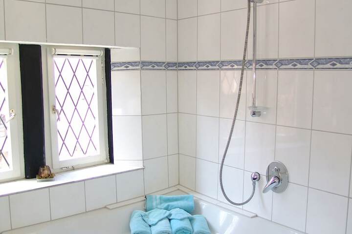Deep soaking bathtub