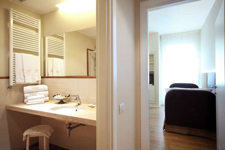 Room 25 of 48