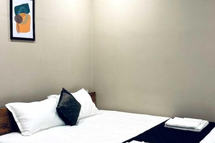 Room 5 of 16