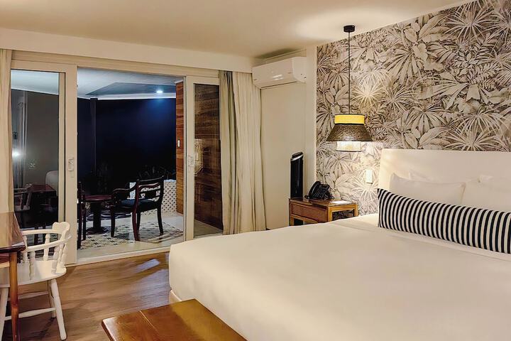 Room 27 of 76