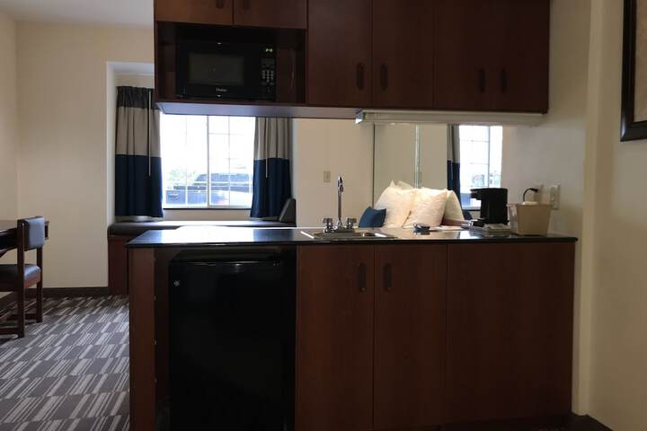 1 Queen Bed Accessible Room (2 of 54)