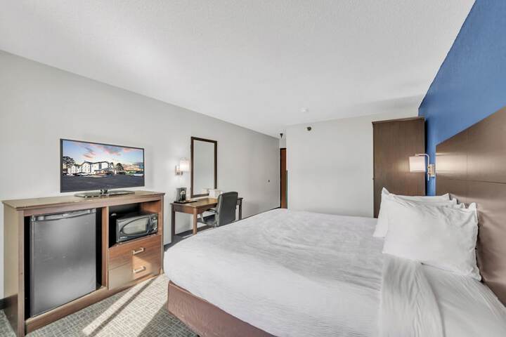 1 King Bed (7 of 9)