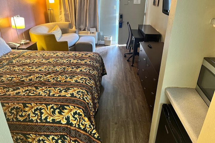 Deluxe Room 1 King Bed Accessible (1 of 16)
