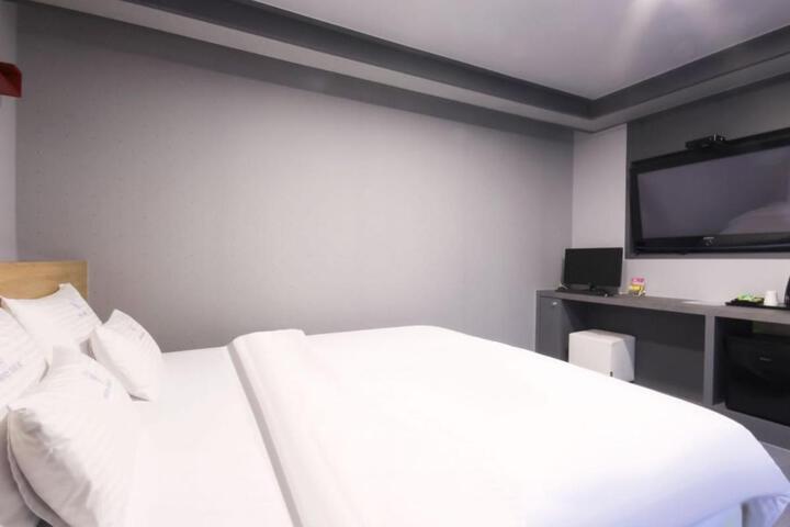 Room 28 of 121