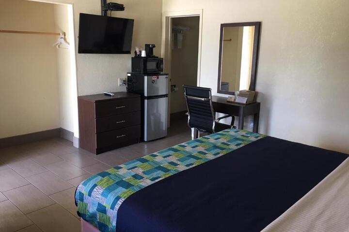 1 King Bed (2 of 4)