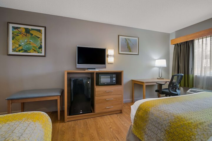 2 Queen Beds High Speed Internet Accessible Microwave, Refrigerator Full Breakfast (12 of 16)