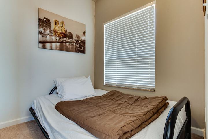 Room 5 of 12
