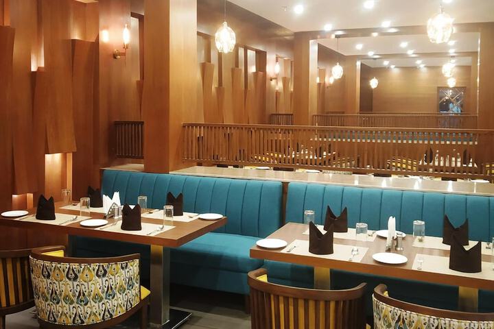 Dining 32 of 55