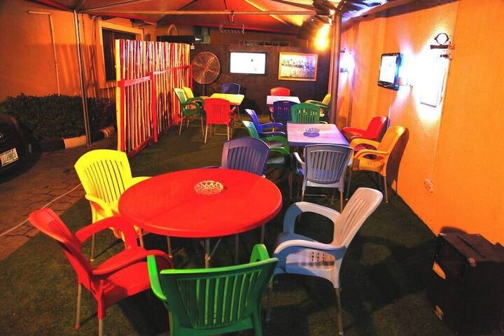 Lounge 21 of 24