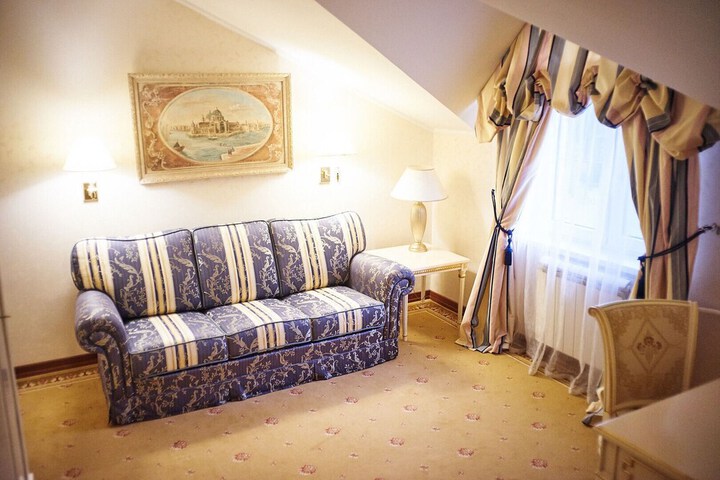Room 6 of 9