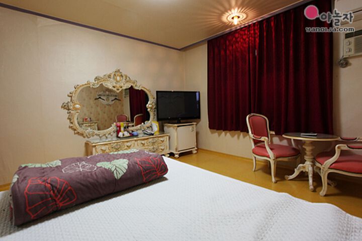 Room 34 of 79