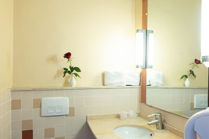 Room 43 of 143
