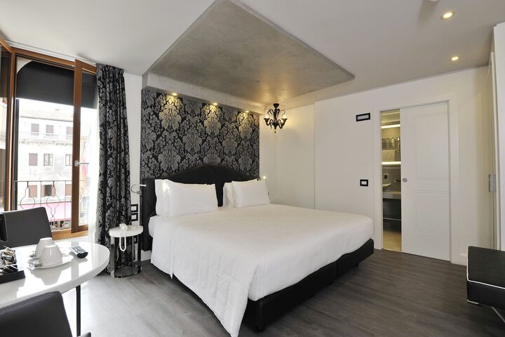 Room 6 of 34