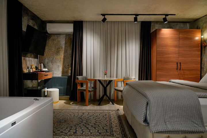 Room 42 of 244