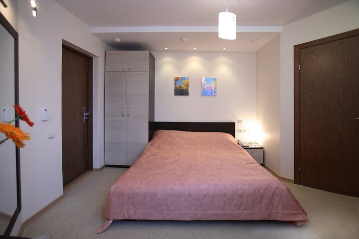 Room 9 of 37
