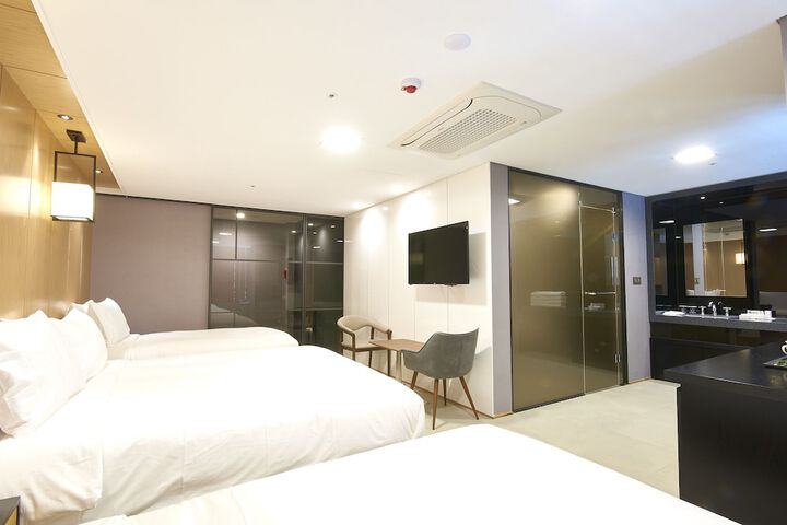 Room 11 of 48