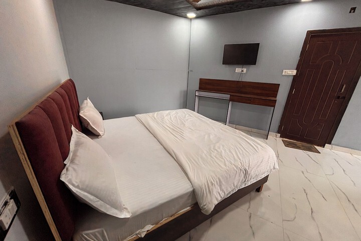 Room 8 of 11